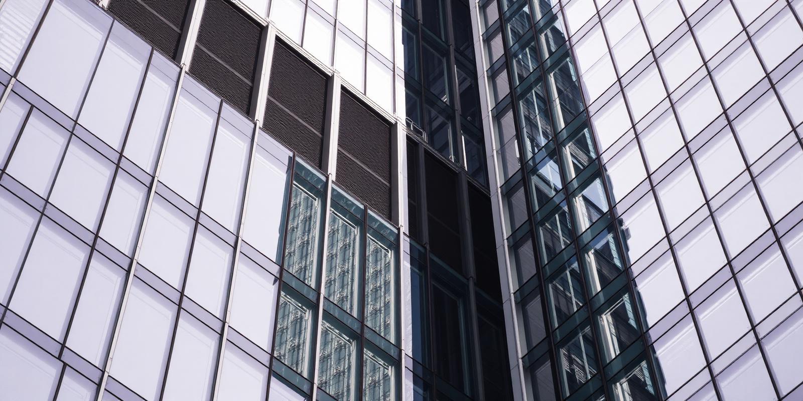 Modern courthouse and commercial architecture representing institutional litigation finance.